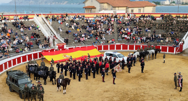 La Guardia Real está desplegada esta semana en Cantabria para acercar a la ciudadanía de esta comunidad su labor y su historia, como viene haciendo...
